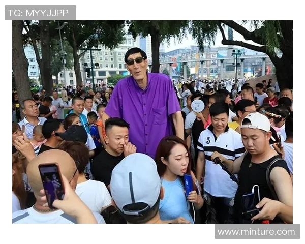 身高优势与力量并存 足球场上的巨人球星们如何用身高征服对手